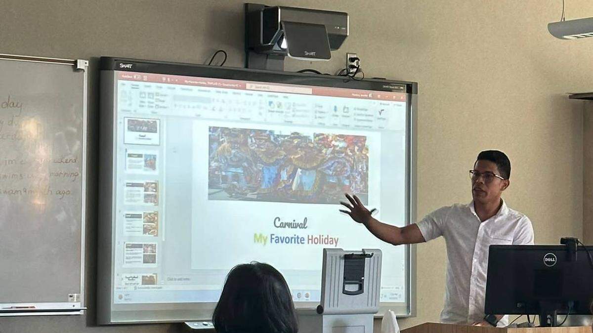 El venezolano Jenderson Antonio Rondón Mendoza habla sobre una tarea durante una clase de inglés en el Spokane Community College, en el estado de Washington en 2023.