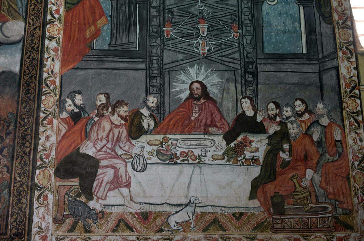 En el mural de la Última Cena, Jesús tiene en el plato a un conejillo de indias asado. Un gato traicionero acompaña a Judas y un perro fiel mira a Pedro.