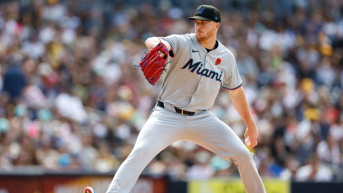 El abridor de los Marlins de Miami Trevor Rogers permitió una carrera en cinco entradas y un tercio de labor ante los Padres, en el partido celebrado el 27 de mayo de 2024 en San Diego.