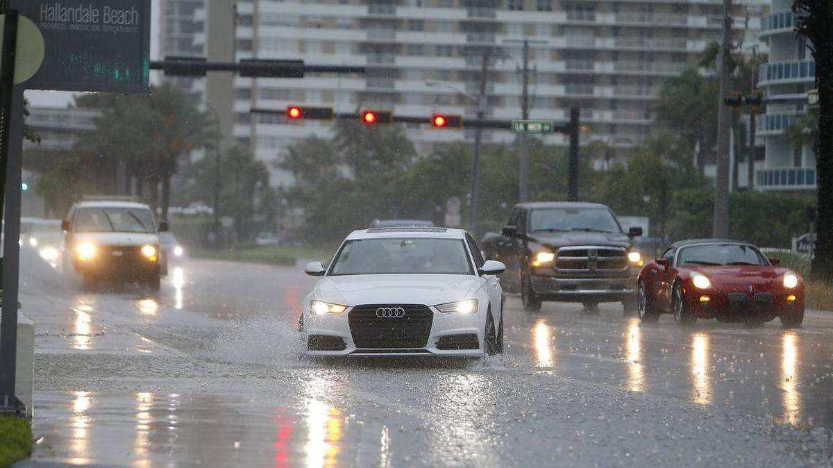 Conductores circulan por las calles tempestuosas de Hallandale.