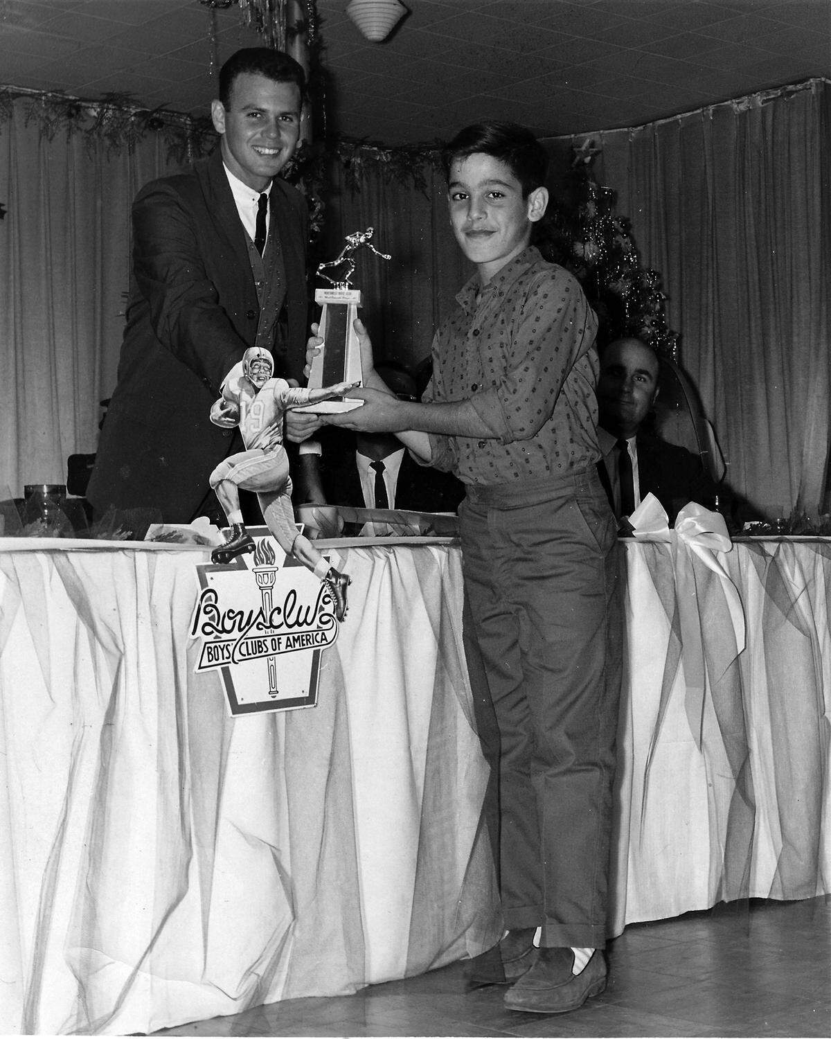 Carlos Álvarez recibe su primer trofeo como jugador de football, una pasión que en sus comienzos desarrolló para convertirse en norteamericano.