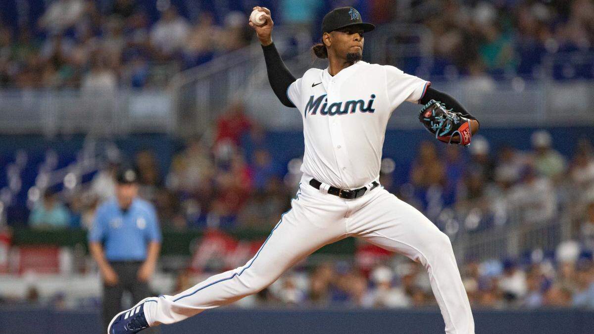 El abridor de los Marlins Edward Cabrera lanza en el primer inning del partido ante los Dodgers de Los Angeles, celebrado el 28 de agosto de 2022 en Miami.