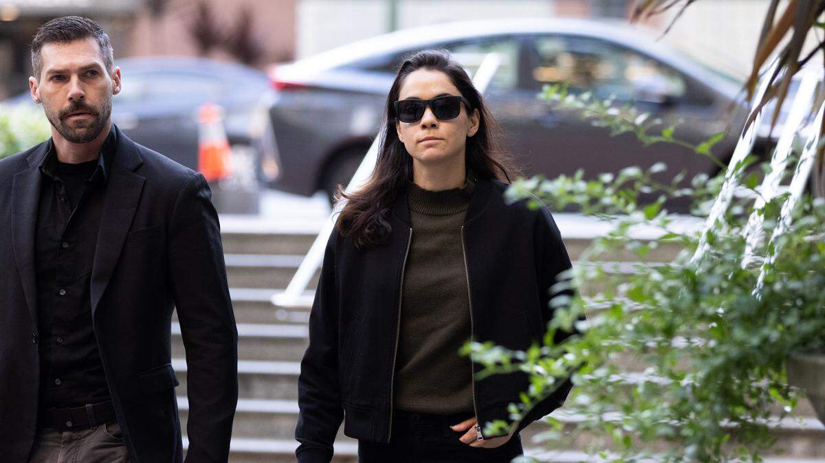 Shivon Zilis, ex empleada de OpenAI y madre de cuatro hijos de Elon Musk, llega a la corte en el edificio federal Ronald V. Dellums el 6 de mayo de 2026 en Oakland, California.