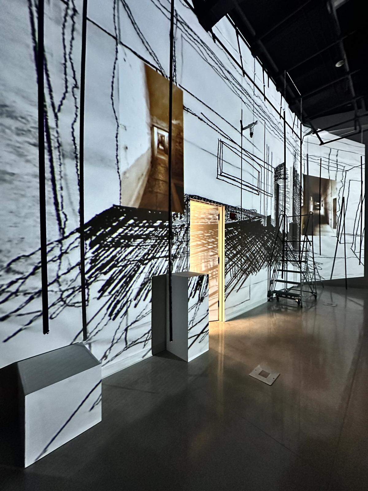 ‘Theater of spaces’, video Instalación, 2025. Materiales, video proyección, sonido, objetos, tubos, hilos y dibujo sobre pared. Dimensiones variables aprox. 20 pies de alto, por 30 pies de ancho, por 4 pies de profundidad.