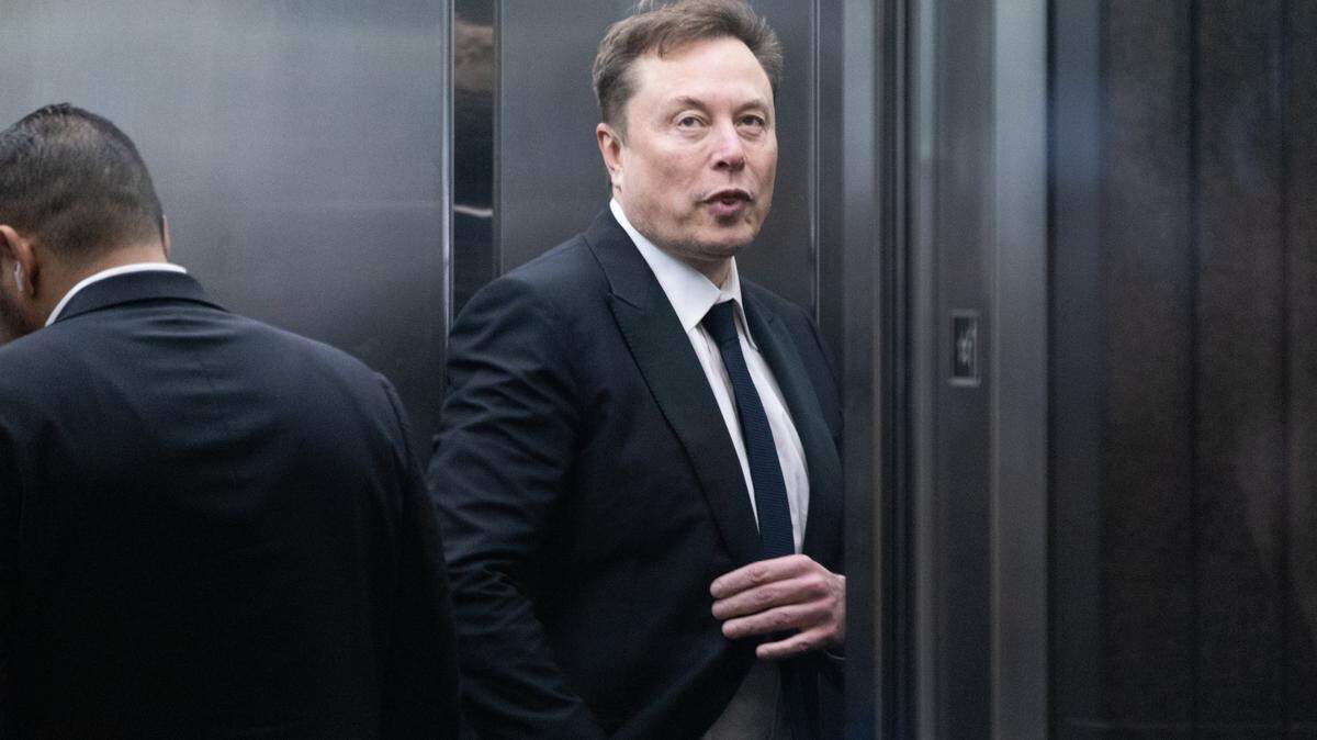 Elon Musk llega a la corte en el edificio federal Ronald V. Dellums el 30 de abril de 2026 en Oakland, California.