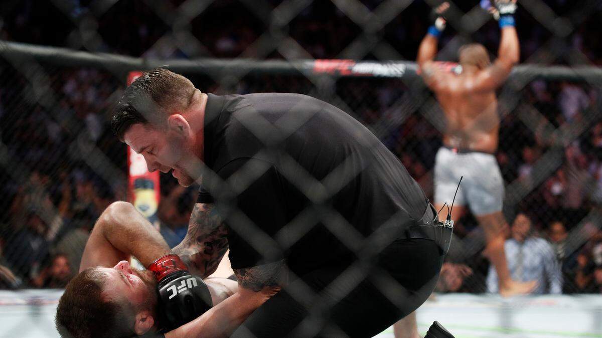 STIPE MIOCIC permanece en la lona tras ser derribado por el nuevo titular pesado Daniel Cormier el 7 de julio en Las Vegas.