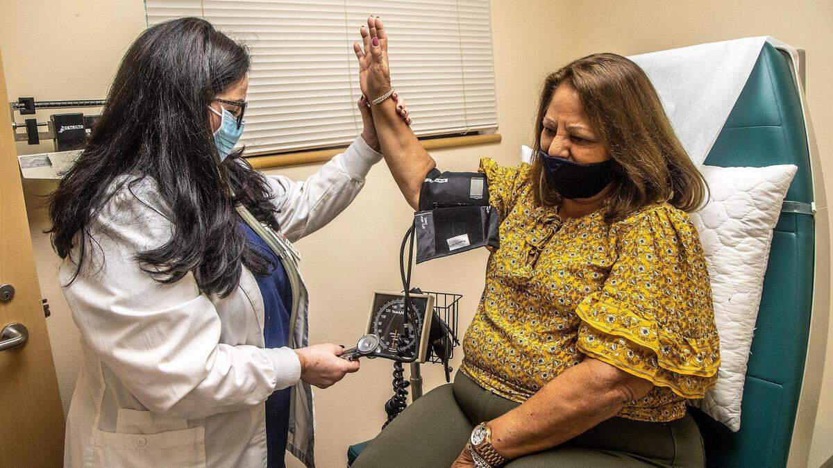 La enfermera Bertha Veciana examina a Ileana González, paciente de diabetes y que forma parte del estudio de prevención de la enfermedad llevado a cabo por la Universidad de Miami.