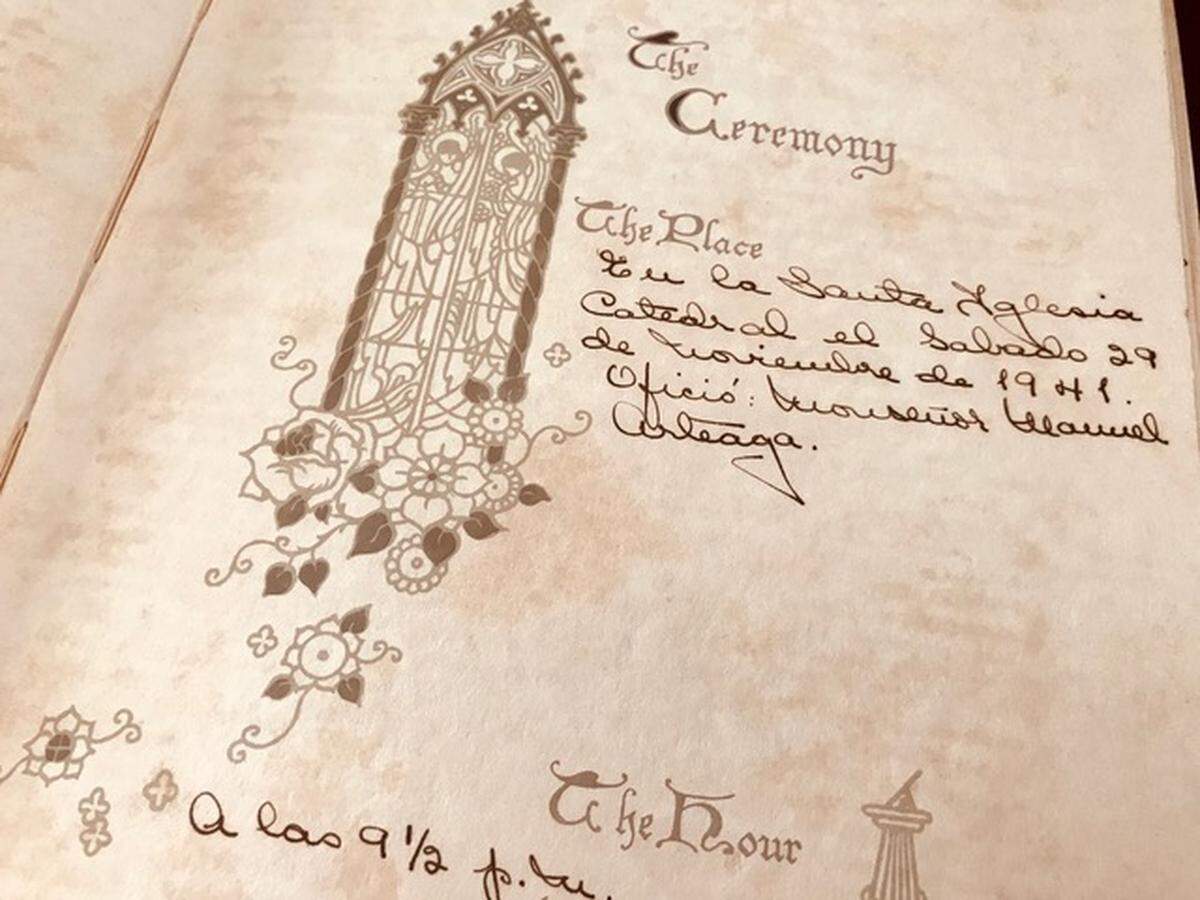 El álbum, con hojas fileteadas en oro, recoge los detalles del compromiso, las cenas, la despedida de soltera, el lujoso ajuar y la luna de miel que pasaron los novios en Estados Unidos en 1941.