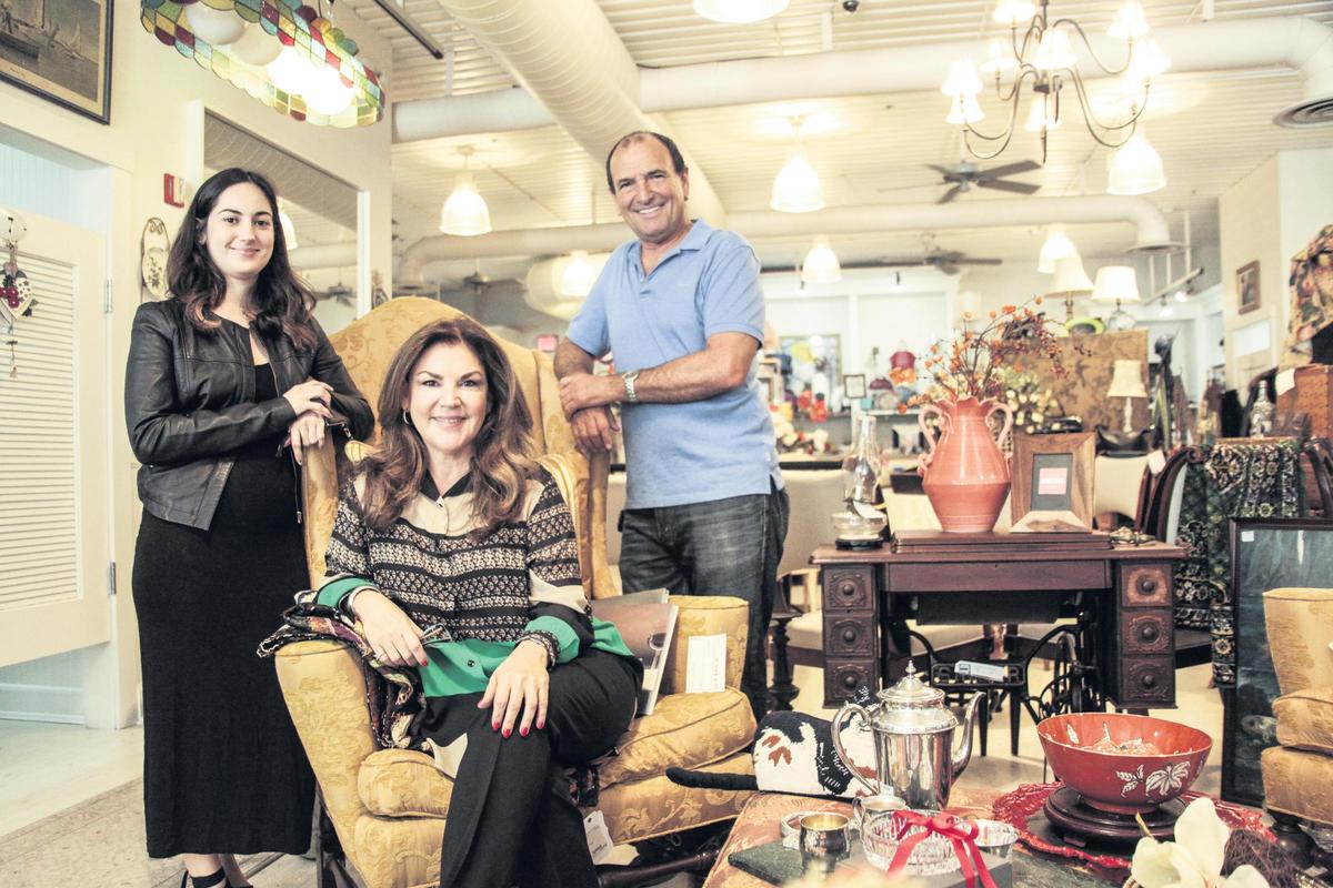 Carmen Franchie , sentada, Gilberto Reyes y la hija de Carmen, Mónica González, que se ocupa del mercadeo y las redes sociales del negocio, en su tienda Twice Vintage, en Sunset Place.
