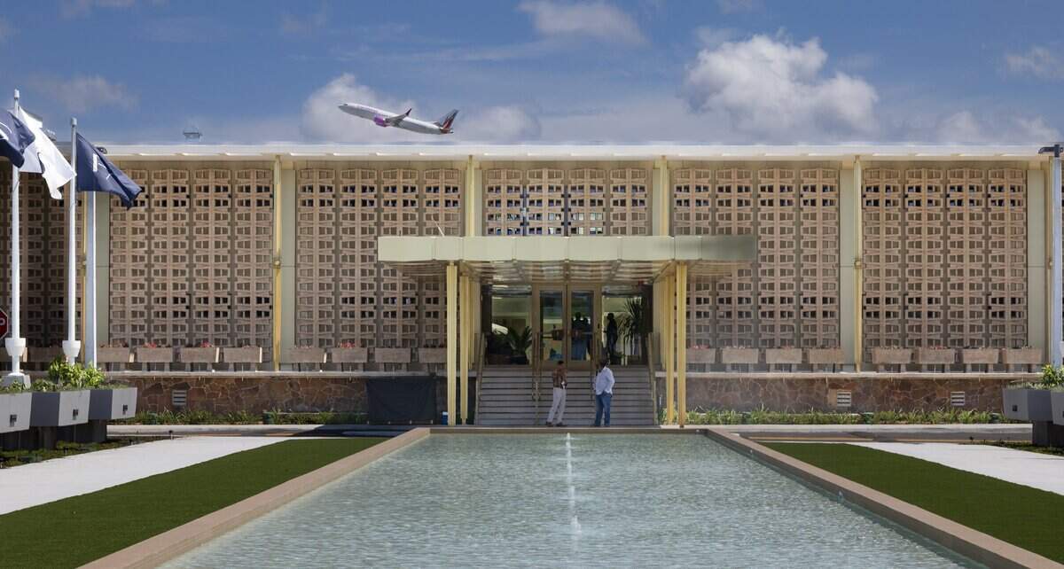 Vista exterior de PS MIA, una terminal privada de lujo en el Aeropuerto Internacional de Miami que permite a los pasajeros de vuelos comerciales evitar las multitudes de la terminal principal del aeropuerto. Ubicada en la histórica antigua sede de Pan American Airways (4900 NW 36th St), ofrece controles privados de la TSA, trámites de Aduanas, comidas preparadas por chefs, servicios de spa y traslados a la pista en un BMW, el viernes 12 de junio de 2026.
