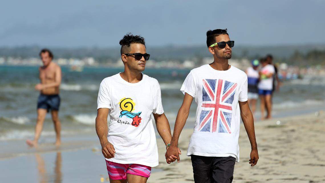 Abel Gutiérrez Llanez (izq), de 32 años y su pareja Daniel Verdecia Nápoles (der), de 18, posan en la playa Mi Cayito, en La Habana, Cuba, sitio de encuentro de la comunidad gay.