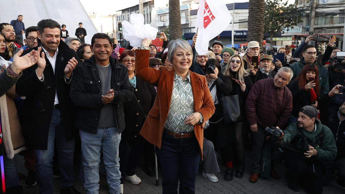 La candidata del Partido Comunista y Acción Humanista, Jeannette Jara (c), durante el cierre de campaña, el jueves, 26 de junio de 2025, en Santiago de Chile. Los chilenos definirán en las primarias de este domingo al candidato que representará al progresismo en las presidenciales de noviembre, donde se enfrentará a un conservadurismo que lidera todas las encuestas y que por primera vez incluye a dos aspirantes ultraderechistas. 