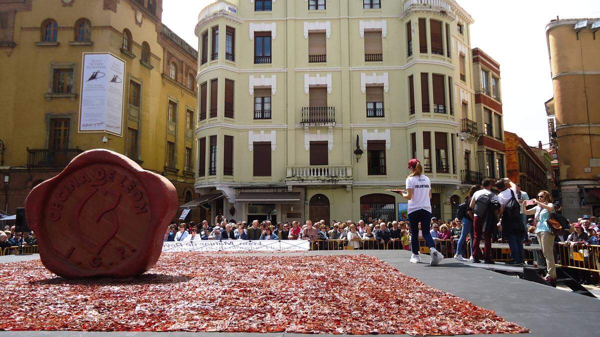 En mayo del pasado año León consiguió el Record Guinnes al plato de cecina más grande del mundo, cuando más de sesenta cortadores de jamón profesionales, rebanaron 283 kilos de jamón de vaca, que fueron colocados sobre un plato de casi veinte metros cuadrados en la Plaza de Regla, frente a la Catedral.        