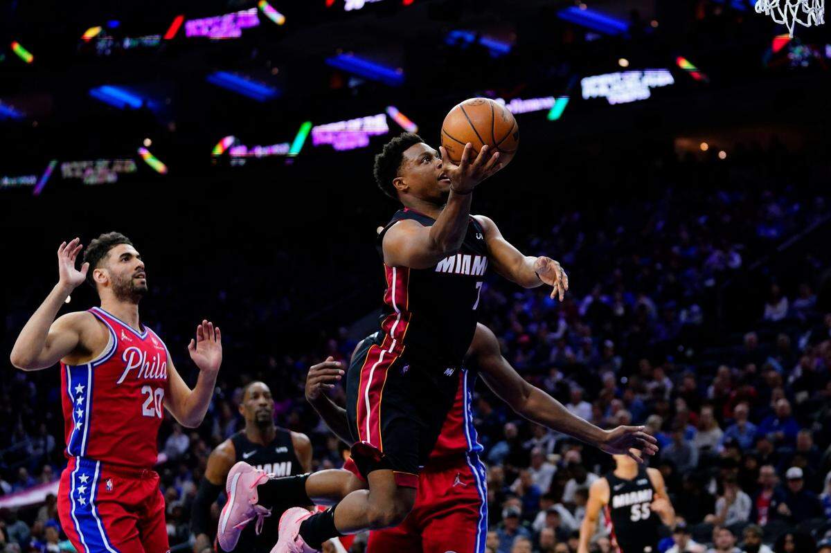 El jugador del Heat Kyle Lowry entra al aro en el partido ante los 76ers, celebrado el 21 de marzo de 2022 en Filadelfia.