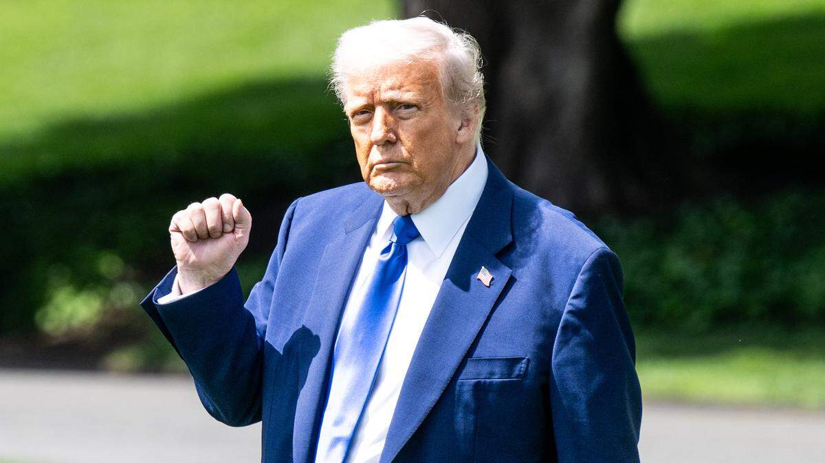 El presidente Donald Trump levanta un puño al salir de la Casa Blanca en Washington, D.C. 