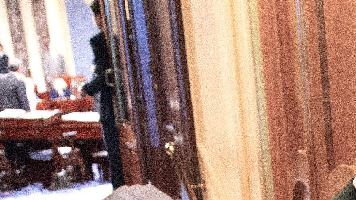 El senador demócrata por Nueva York, Chuck Schumer (c-i), y el senador republicano por Texas, John Cornyn (c-d), atienden a los medios tras una votación del Senado en Washington, DC, para anular el veto del presidente, Barack Obama, sobre una ley que permitiría a los estadounidenses demandar al Gobierno de Arabia Saudí por su supuesto papel en los atentados del 11 de septiembre de 2001 (11S).