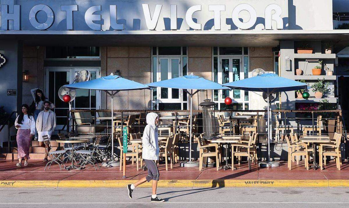 Los paseantes matutinos en South Beach se abrigaron para el cambio de clima que provocó que las temperaturas bajaran a alrededor de 45 grados Fahrenheit en el sur de la Florida el 31 de diciembre de 2025.