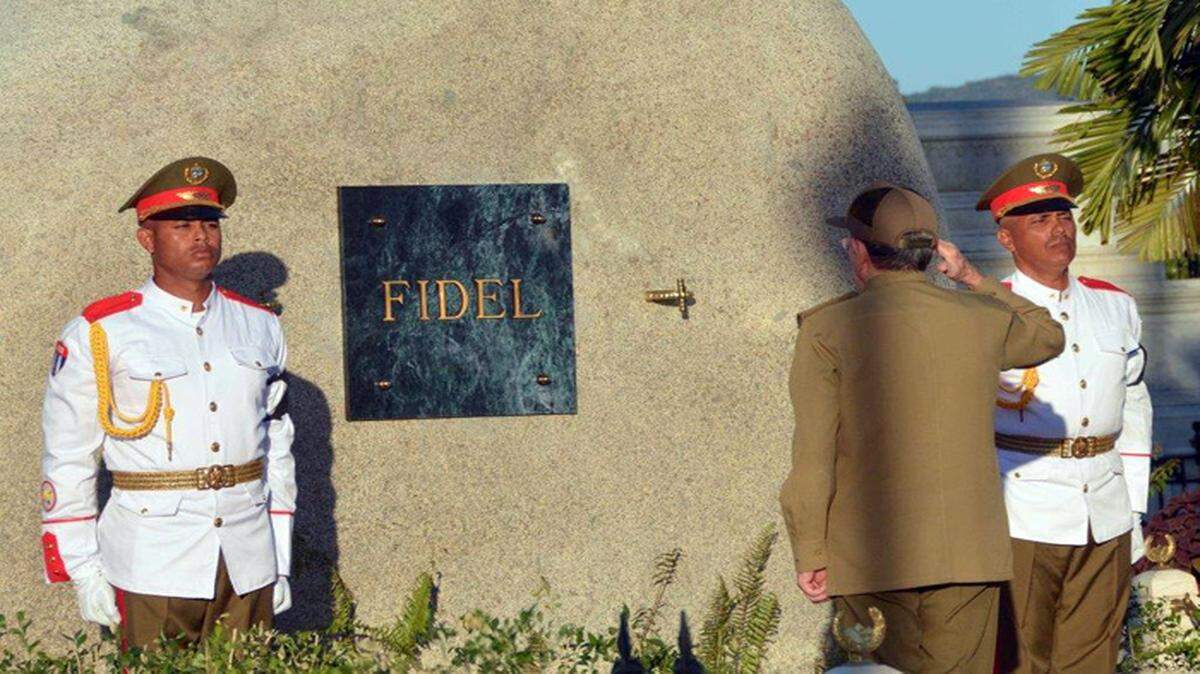 Imagen dada a conocer por la prensa oficial del momento en que Raúl Castro colocó la urna con las cenizas de Fidel Castro dentro del monumento en su honor, en el cementerio Santa Ifigenia, de Santiago de Cuba, el 4 de diciembre del 2016. La ceremonia se realizó en privado y sólo se le permitió el acceso a líderes internacionales.