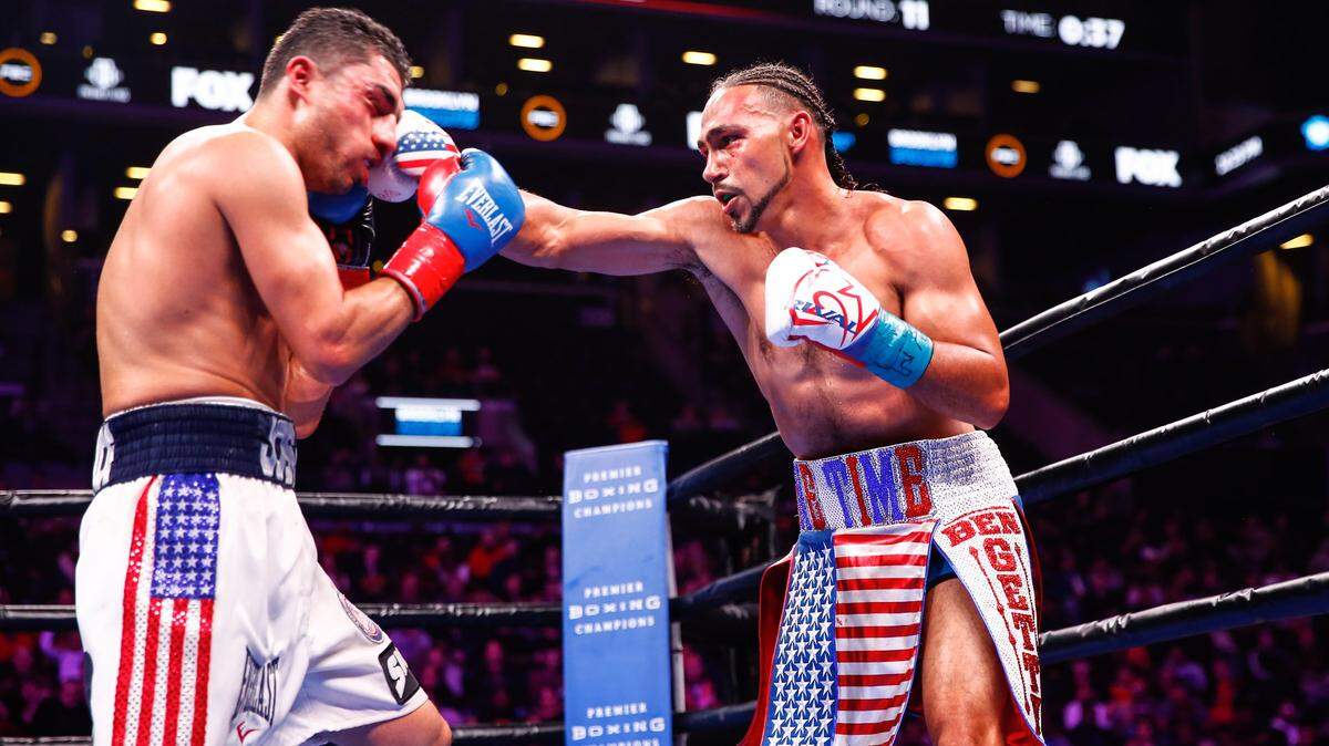 JOSESITO LOPEZ recibe un golpe de parte de Keith Thurman, ganador del choque celebrado el 26 de enero en Nueva York.