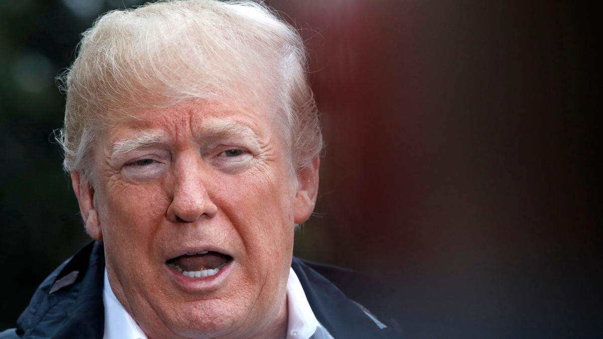 El presidente Donald Trump responde a las preguntas de los miembros de los medios de comunicación cuando abandona la Casa Blanca, el sábado 17 de noviembre de 2018, en Washington.