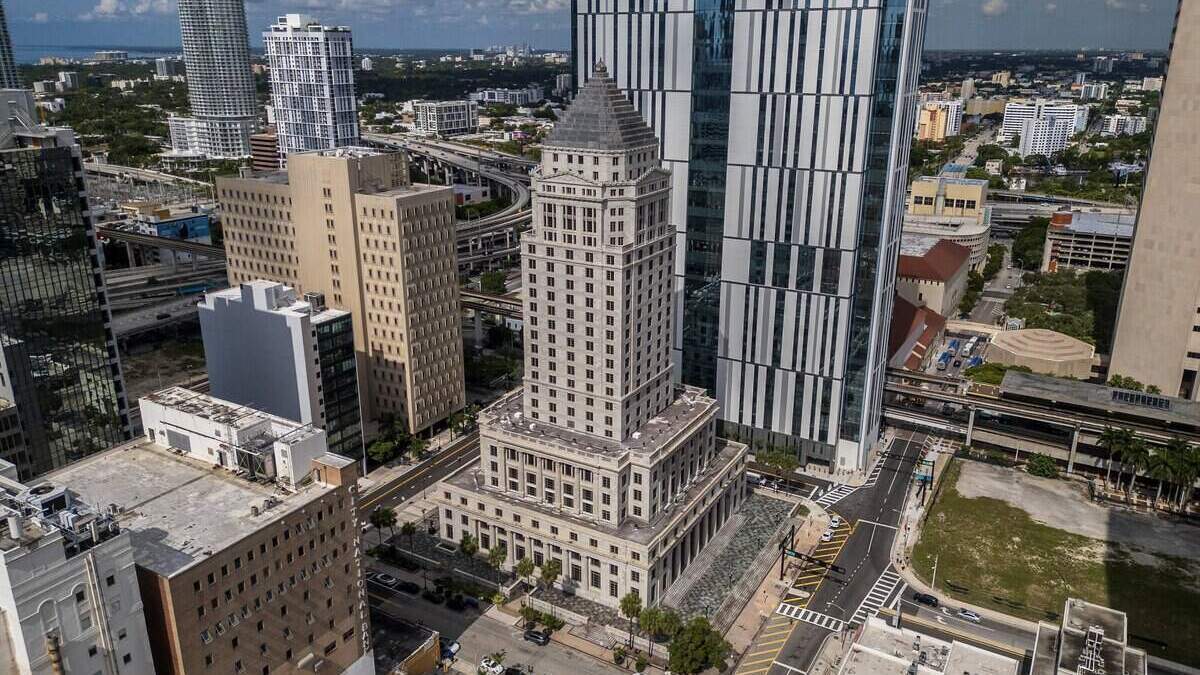 Vista aérea del histórico y abandonado Palacio de Justicia del Condado de Miami-Dade el martes 30 de junio de 2026. Mediante un depósito de 100.000 dólares, cualquier persona puede pujar para comprarlo en línea durante una subasta que comienza el miércoles 1ro. de julio de 2026.