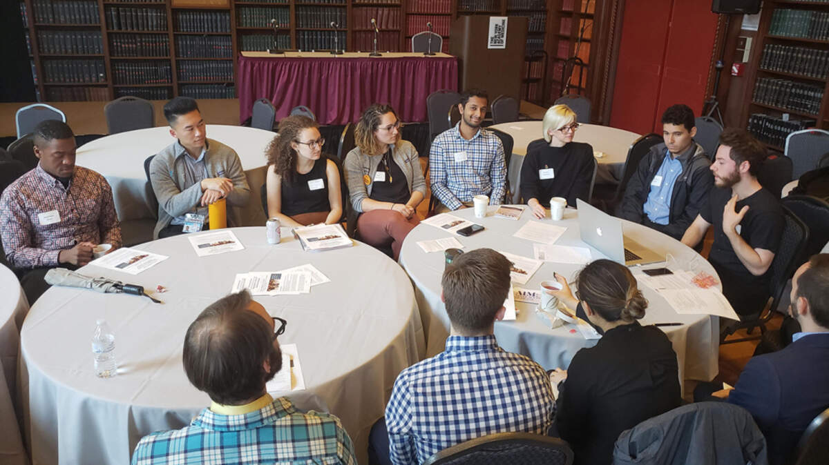 Michael Danziger, estudiante del SUNY Downstate College of Medicine, lidera una discusión sobre el sistema de salud de pagador único en la Advocacy in Medicine Conference realizada en Nueva York. Danziger dijo que la única manera de convencer a los legisladores que rechazan este sistema es no votarlos.
