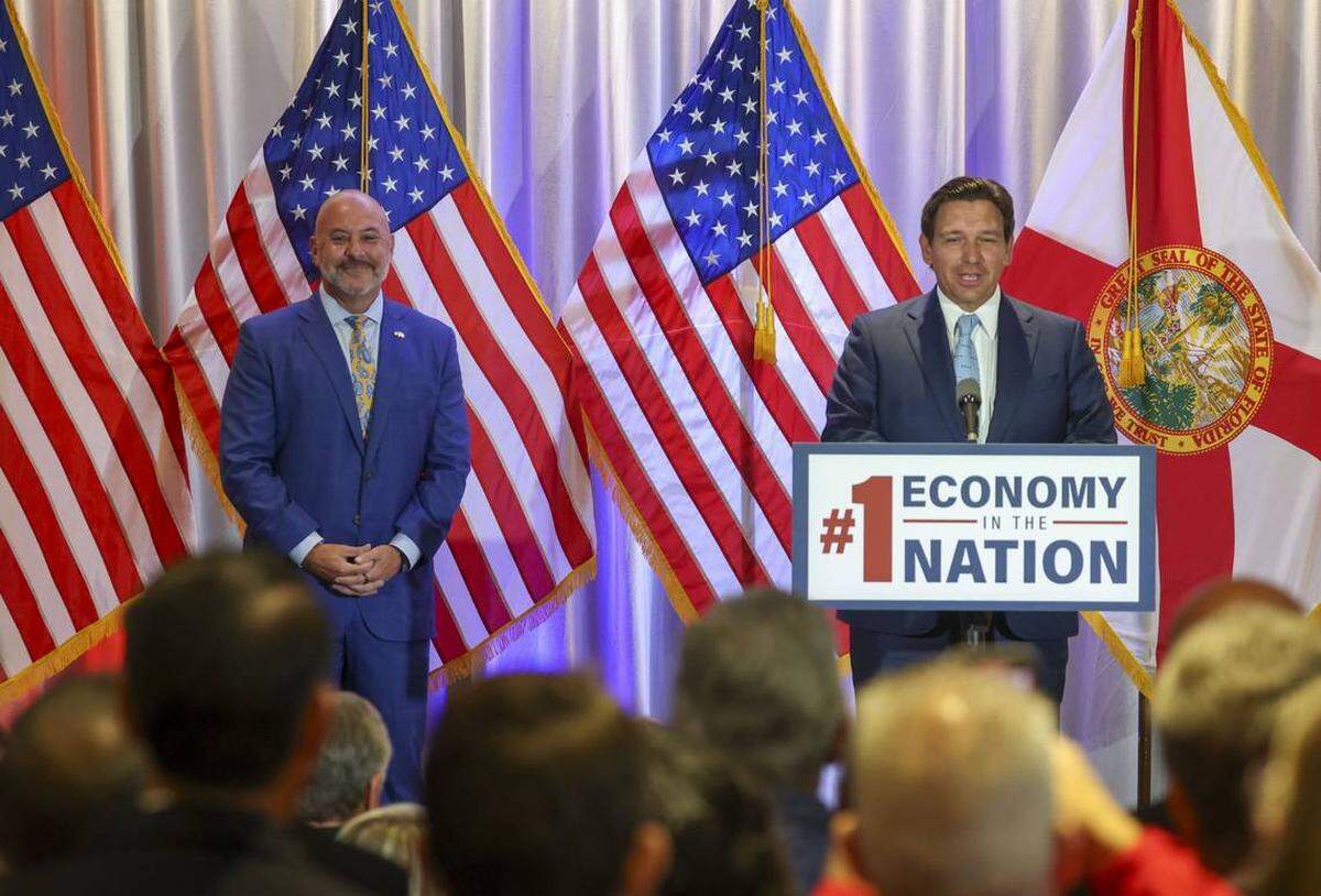 El gobernador Ron DeSantis confirma a Blaise Ingoglia (izquierda) como director financiero de Florida durante una conferencia de prensa en el Grand Hyatt Tampa Bay el miércoles 16 de julio de 2025, en Tampa. 