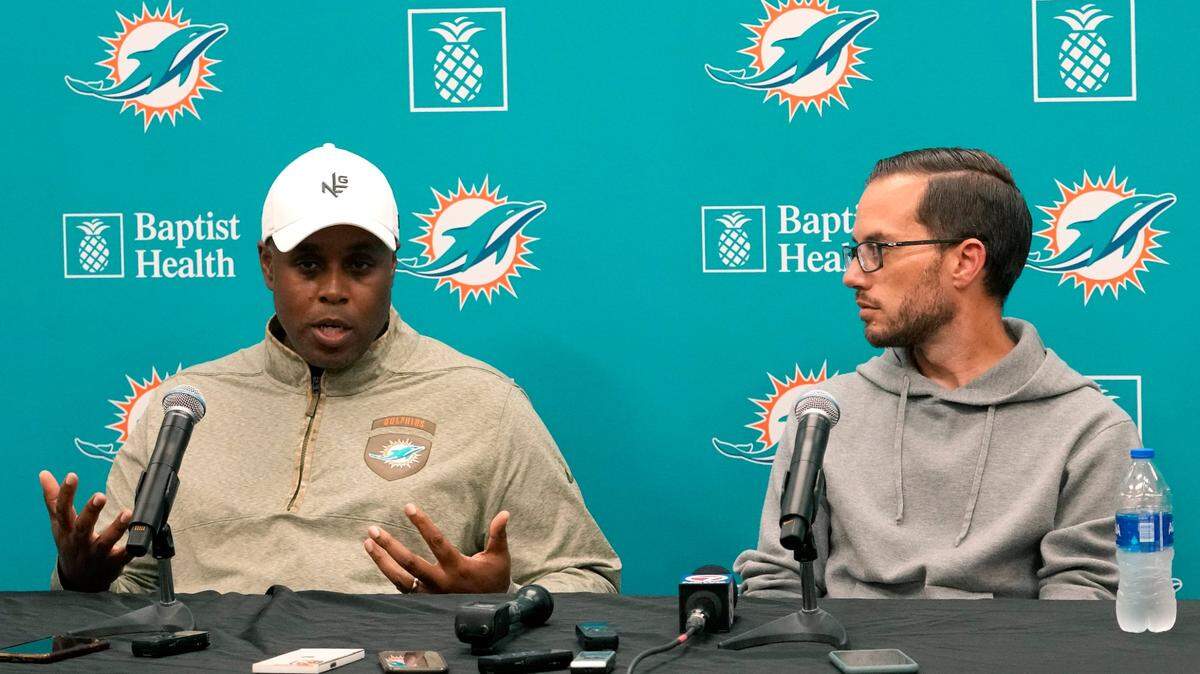 El gerente general de los Dolphins, Chris Grier (izq.) y el entrenador Mike McDaniel hablan durante la conferencia de prensa de fin de temporada del equipo, el 16 de enero de 2023 en el Hard Rock Stadium, en Miami Gardens, Florida.