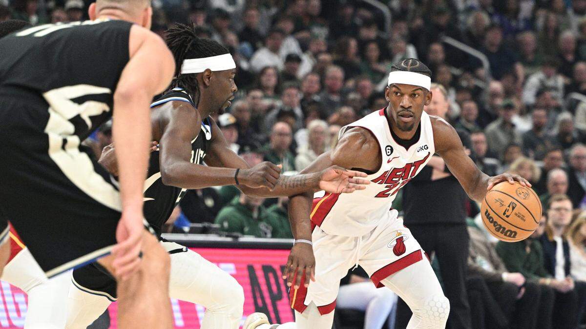 El jugador del Heat Jimmy Butler (der.) trata de entrar al aro ante la marca de Jrue Holiday, en el partido celebrado el 16 de abril de 2023 en el Fiserv Forum de Milwaukee.