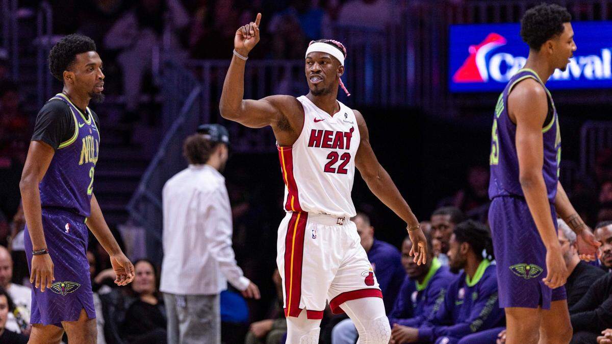 El delantero del Miami Heat Jimmy Butler (22) reacciona en la cancha durante el primer cuarto de un partido de la NBA contra los New Orleans Pelicans en el Kaseya Center el miércoles 1 de enero de 2025, en Miami, Florida.