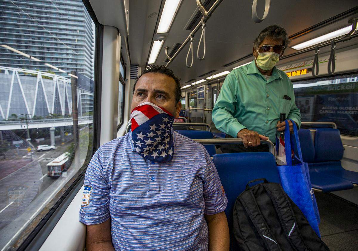 El pasajero de Metrorail Gregorio Moya, de 51 años, usa una bufanda con la bandera estadounidense para protegerse del COVID-19 en Miami-Dade el miércoles 1 de abril de 2020.