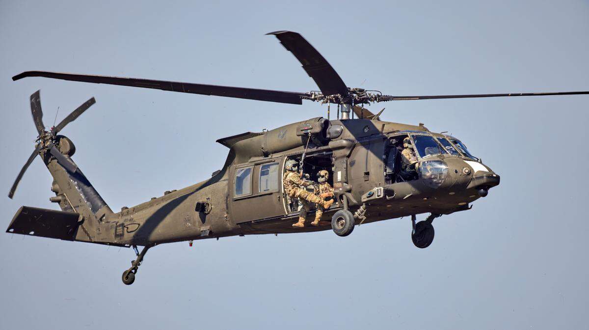 Foto de archivo de un helicóptero UH-60 Black Hawk. El Comando Europeo del ejército estadounidense indicó que el helicóptero UH-60 se estrelló durante una misión de reabastecimiento de combustible en el aire como parte de un entrenamiento militar.