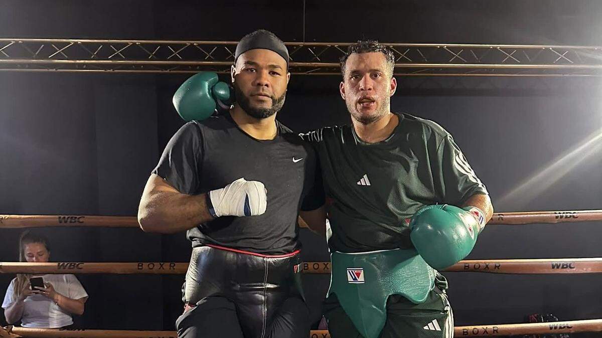 El campeón mundial del CMB David Benavídez (der.) ya piensa en su defensa contra Anthony Yarde y por eso se prepara a marchas forzadas en Miami. En esa labor le ayuda el cubano Carlos Frómeta.