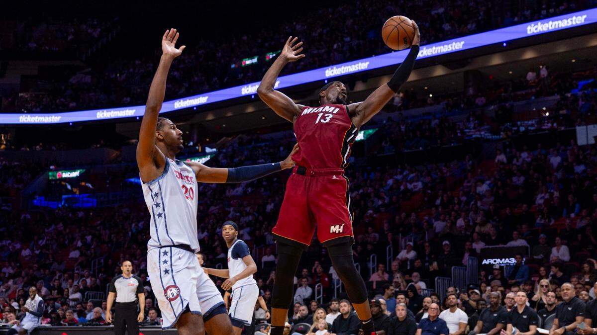 El centro del Heat Bam Adebayo (der.) atrapa un pase ante la marca de Alex Sarr, de los Wizards de Washington, en el partido celebrado el 3 de marzo de 2025 en Miami, Florida.



