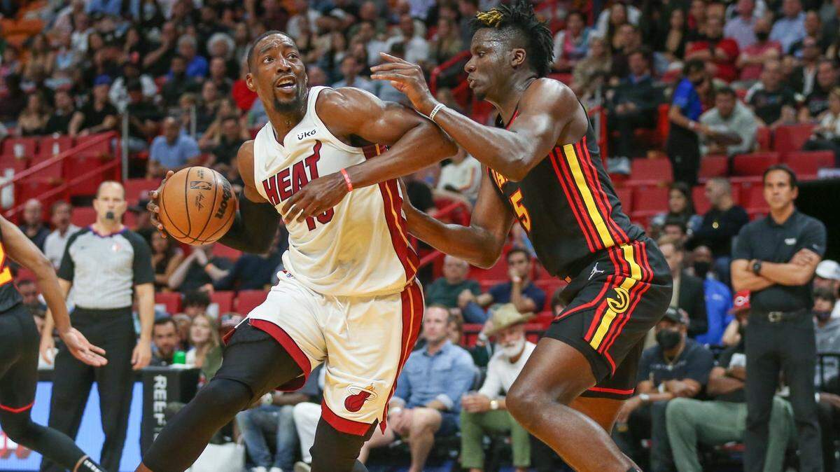 El centro del Heat Bam Adebayo (izq.) conduce el balón ante la marca de Clint Capela, de los Hawks de Atlanta, en el partido celebrado el 8 de abril de 2022 en Miami.