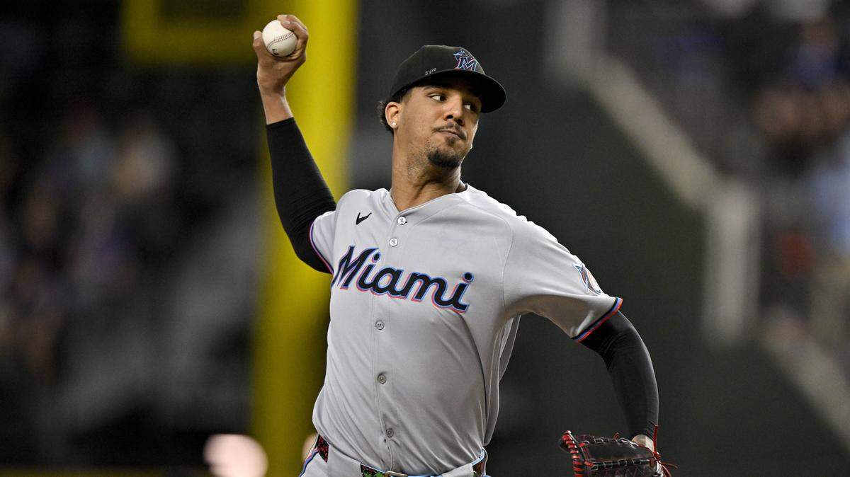 El abridor de los Marlins de Miami Eury Pérez lanza en el primer inning del partido ante los Rangers, celebrado el 21 de septiembre de 2025 en Texas.