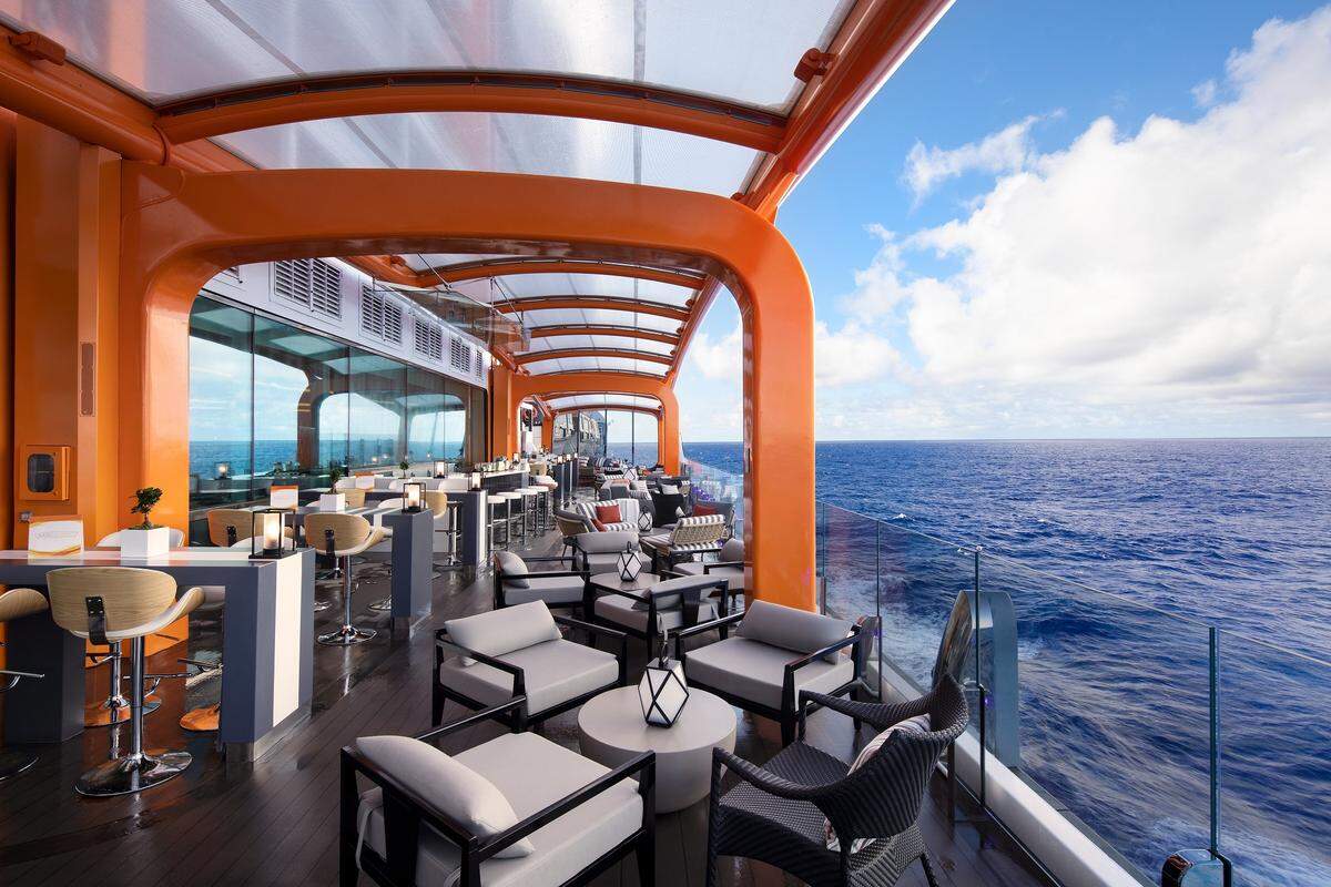 Otra sensación de exclusividad se encuentra en el Magic Carpet Bar, la dinámica plataforma cantiléver que permite acceso a los botes de desembarque mientras en el puerto y que se transforma en una barra y área de restaurante