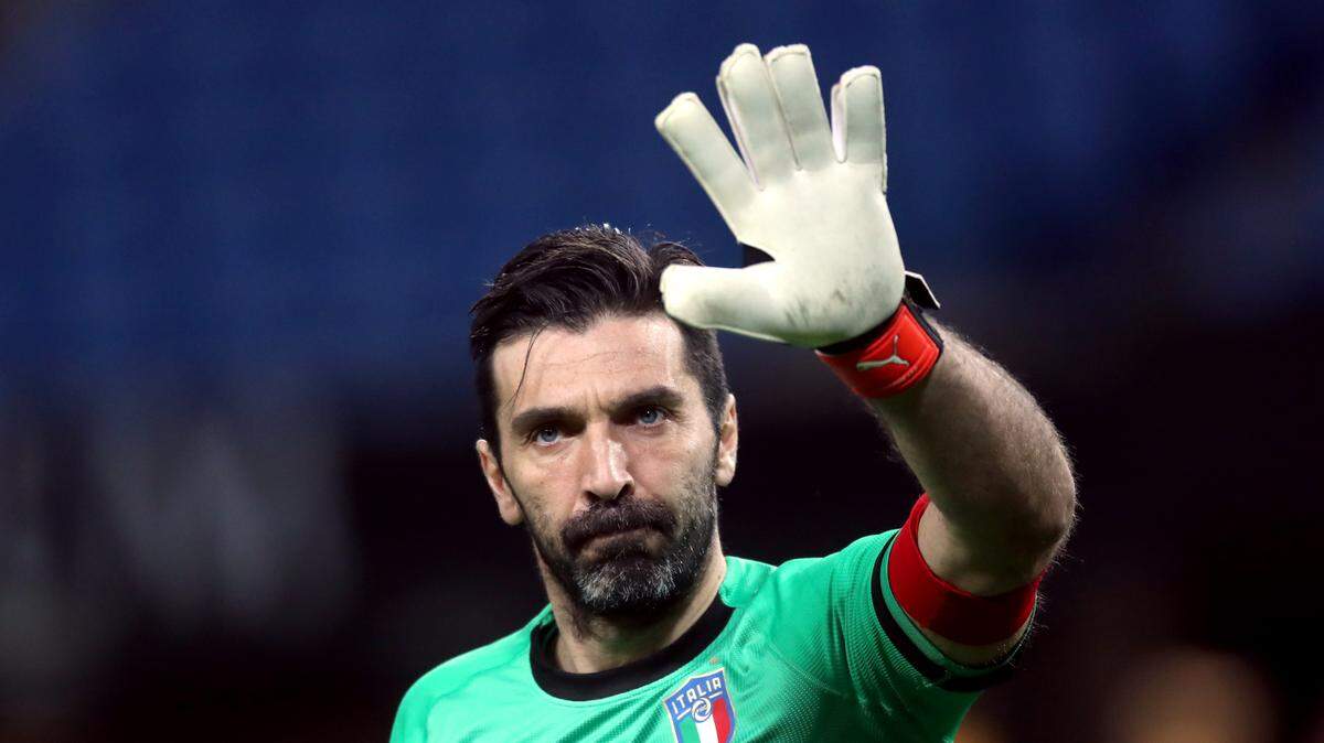 A los 45 años de edad y tras una carrera en la que conquistó una Copa Mundial con Italia, una inmensa cantidad de trofeos con la Juventus y ser considerado como uno de los mejores arqueros del fútbol, Gianluigi Buffon anunció el miércoles su retiro.