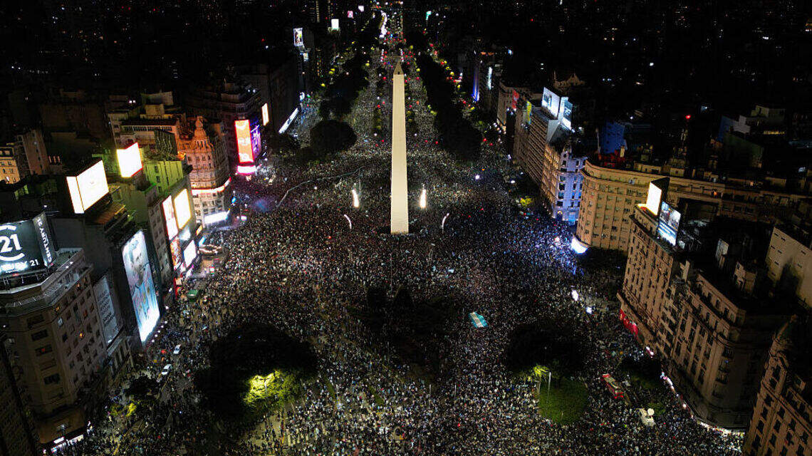 Decenas de miles de personas festejan en las calles de Argentina triunfo ante Inglaterra y pase a la final