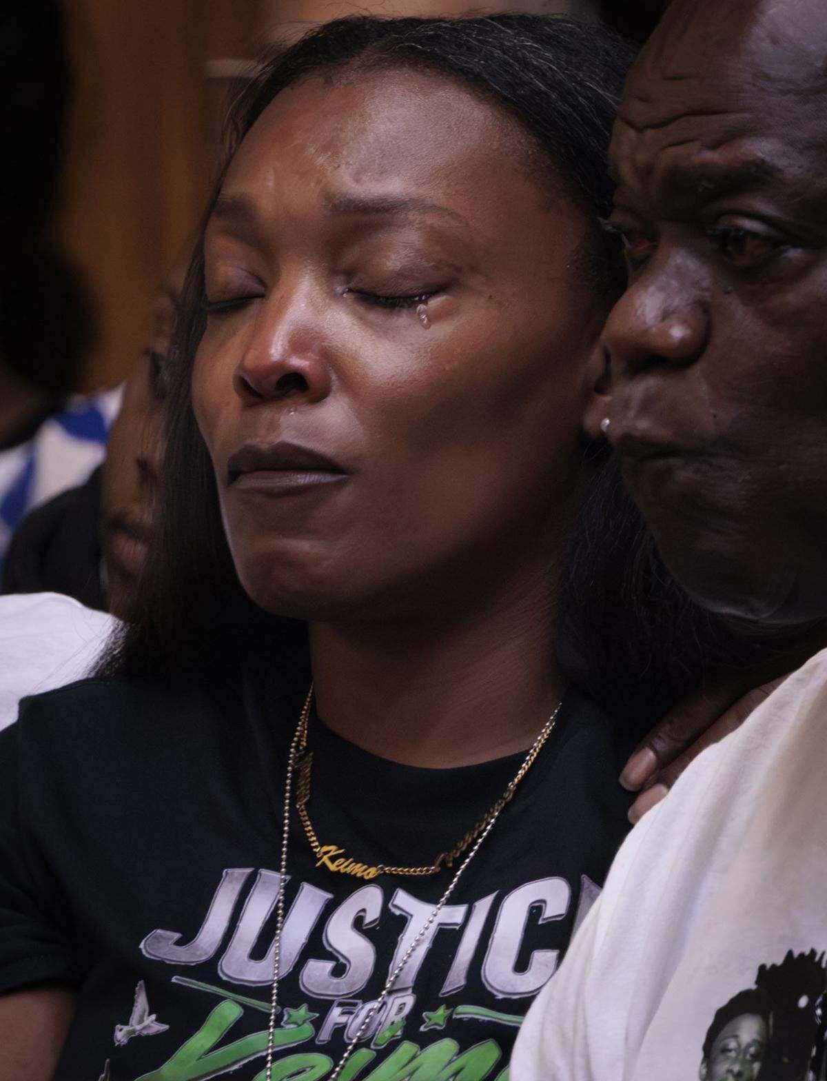 Una lágrima recorre la mejilla de Nathalie Jean, madre de la víctima Yahkeim Lollar, durante la audiencia de sentencia de Jahara Malik, celebrada el martes 5 de mayo de 2026 en Miami.