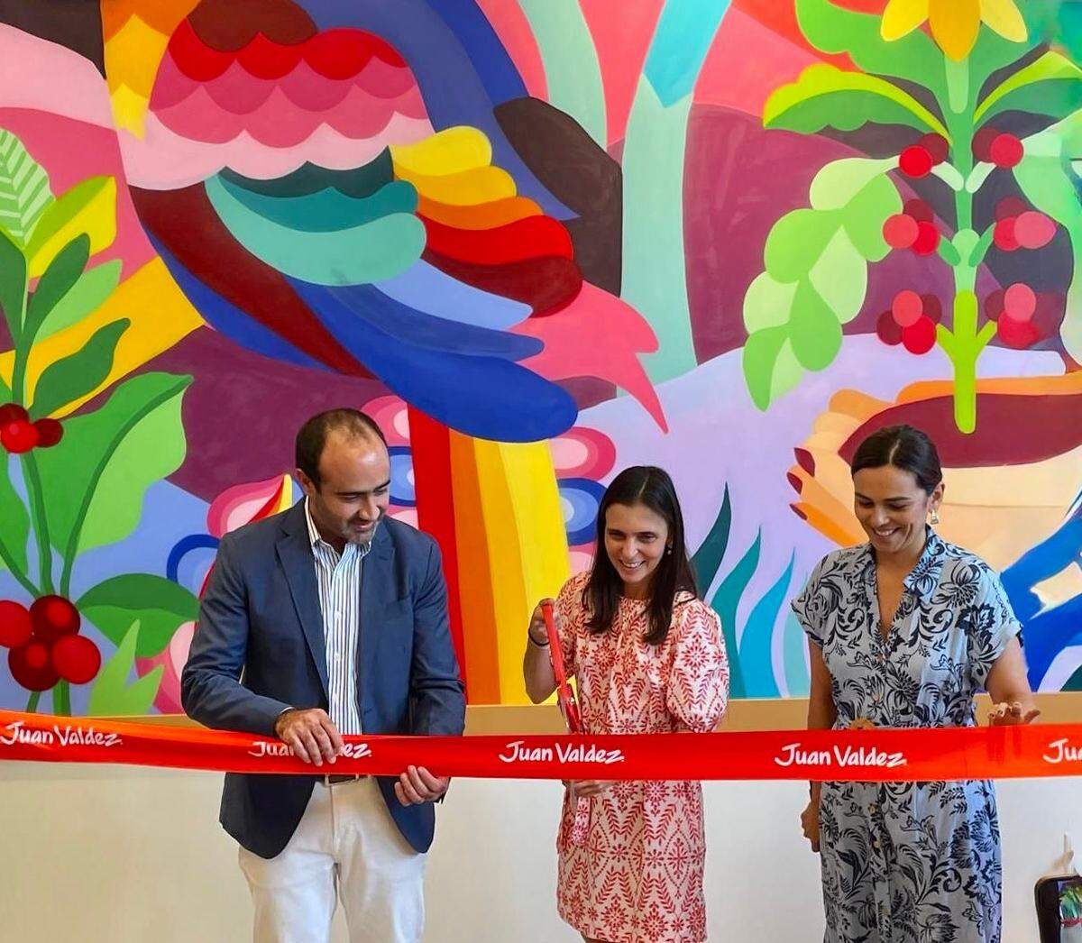 Camila Escobar, directora ejecutiva de la marca Juan Valdez, inaugura una tienda en el distrito artístico de Wynwood, Miami.