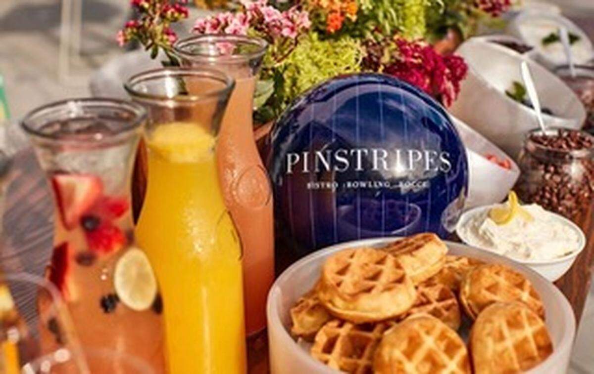 Apodado un centro de “entretenimiento gastronómico”, puedes disfrutar de una partida perfecta tanto como de un plato de pasta o pizza caliente en Pinstripes Aventura.