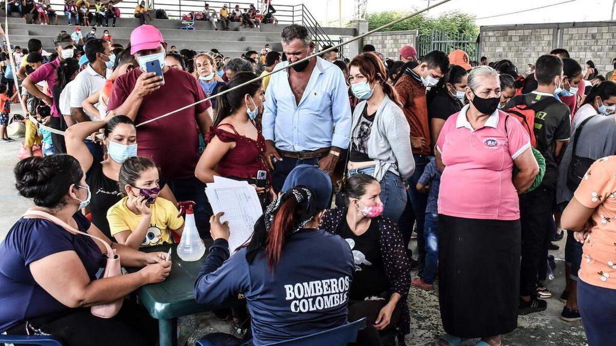 Venezolanos residentes del sector La Coromoto, cerca de la frontera con Colombia el domingo.