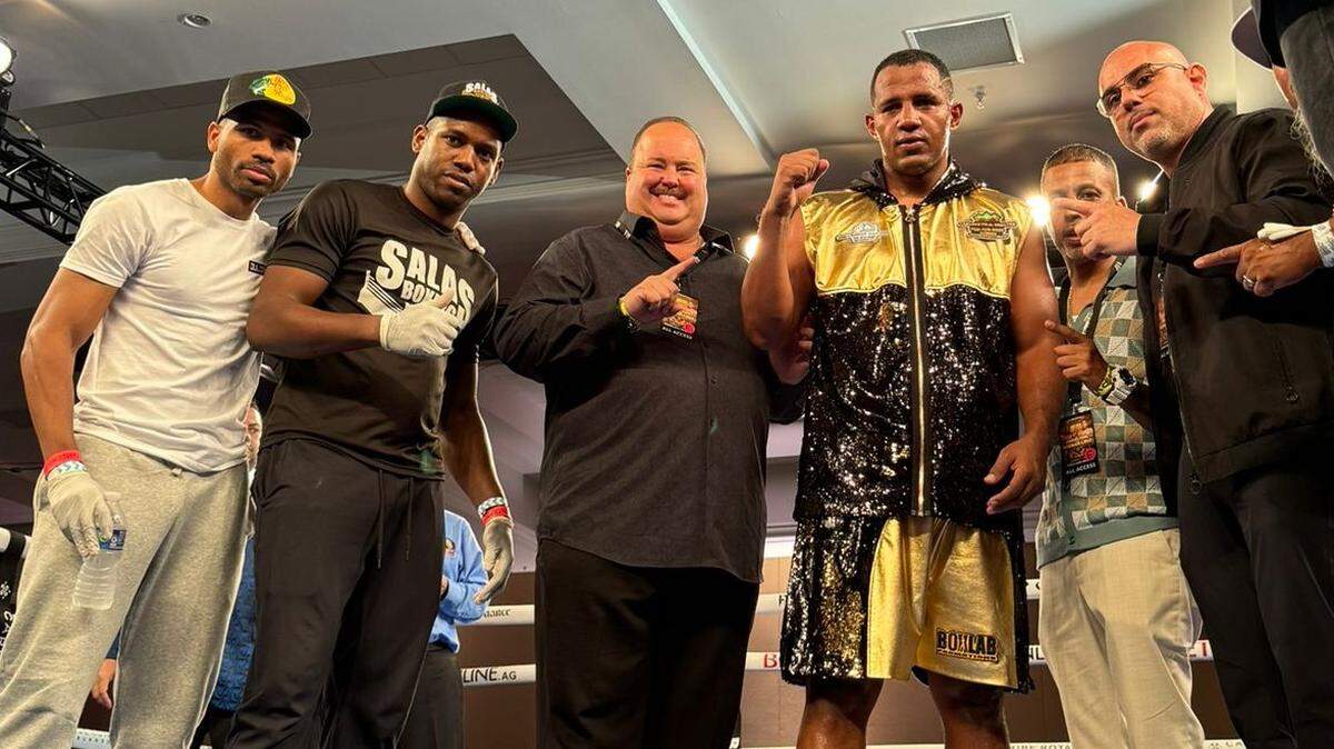 Herich Ruiz junto al promotor Amaury Piedra (centro) y su equipo de trabajo tras imponerse por nocaut a Brandon Carmack, el 8 de junio en el Hotel Caribe Royale en Orlando.