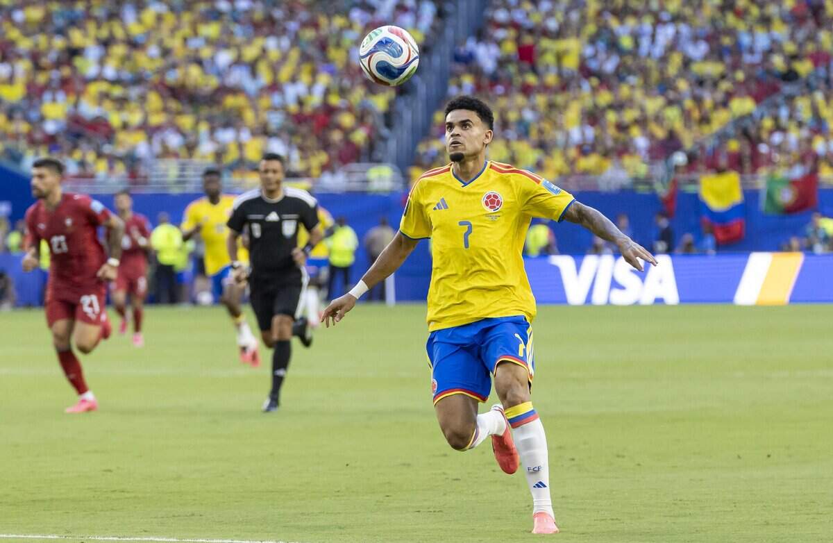 El delantero colombiano Luis Díaz trata de controlar el balón ante Portugal, en el partido del Grupo K de la Copa Mundial, celebrado el 27 de junio de 2026 en Miami Gardens, Florida.