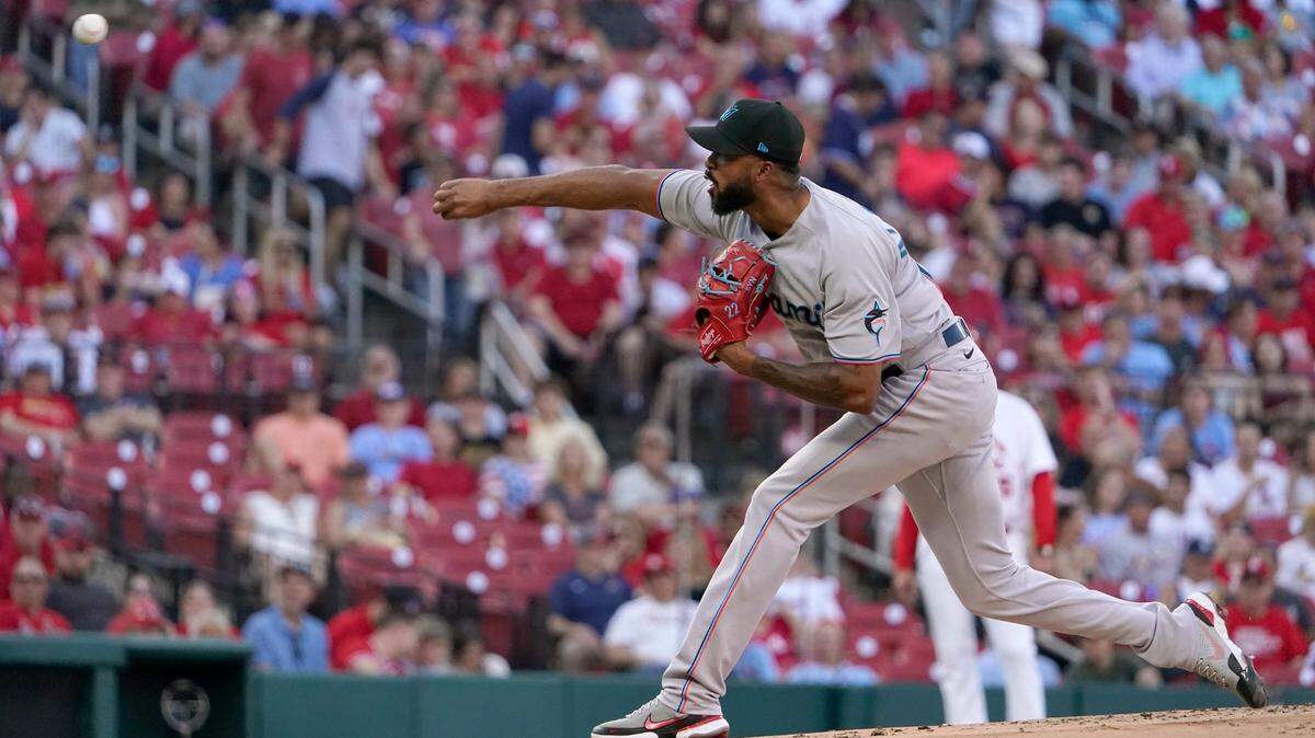 El abridor de los Marlins Sandy Alcántara lanza en el prmer inning del partido ante los Cardenales, celebrado el 29 de junio de 2022 en San Luis.