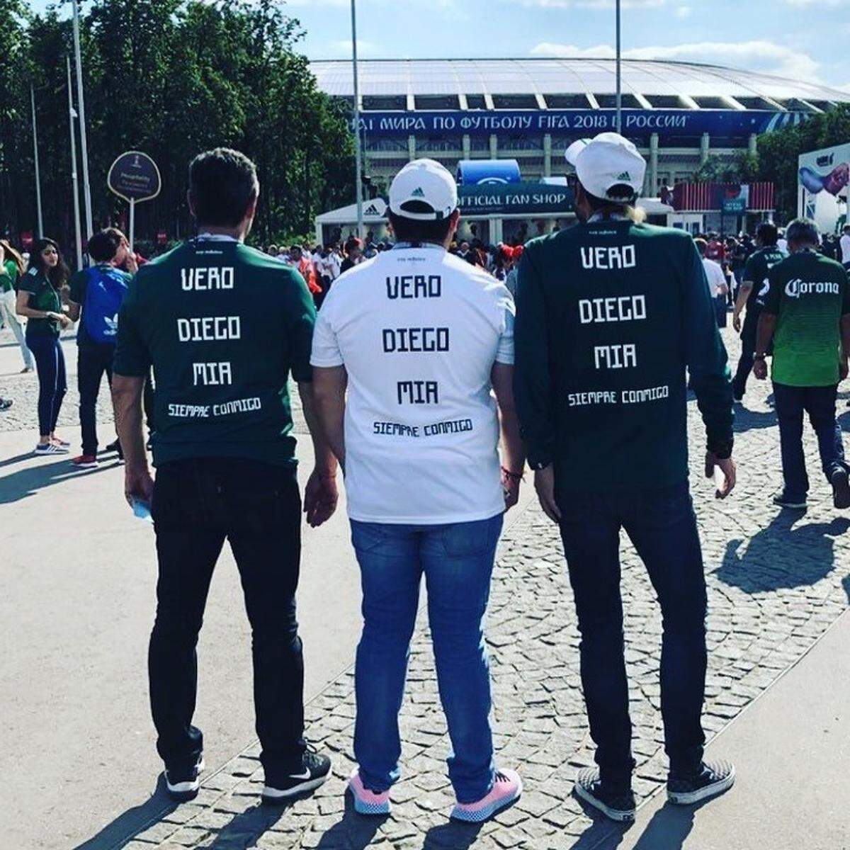 Gilberto Martínez posa junto a unos amigos frente a un estadio de Rusia con camisetas en honor a su esposa, Verónica, y sus hijos Diego y Mía, que fallecieron en el sur de Florida en abril del 2018 en un accidente de tránsito.