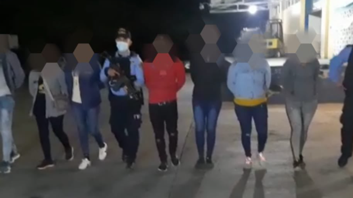 Las autoridades de Honduras detuvieron este lunes a seis inmigrantes cubanos que supuestamente pretendían viajar desde el país centroamericano a Estados Unidos de manera ilegal, cuando eran transportados en un vehículo por una hondureña, presunta traficante de personas.