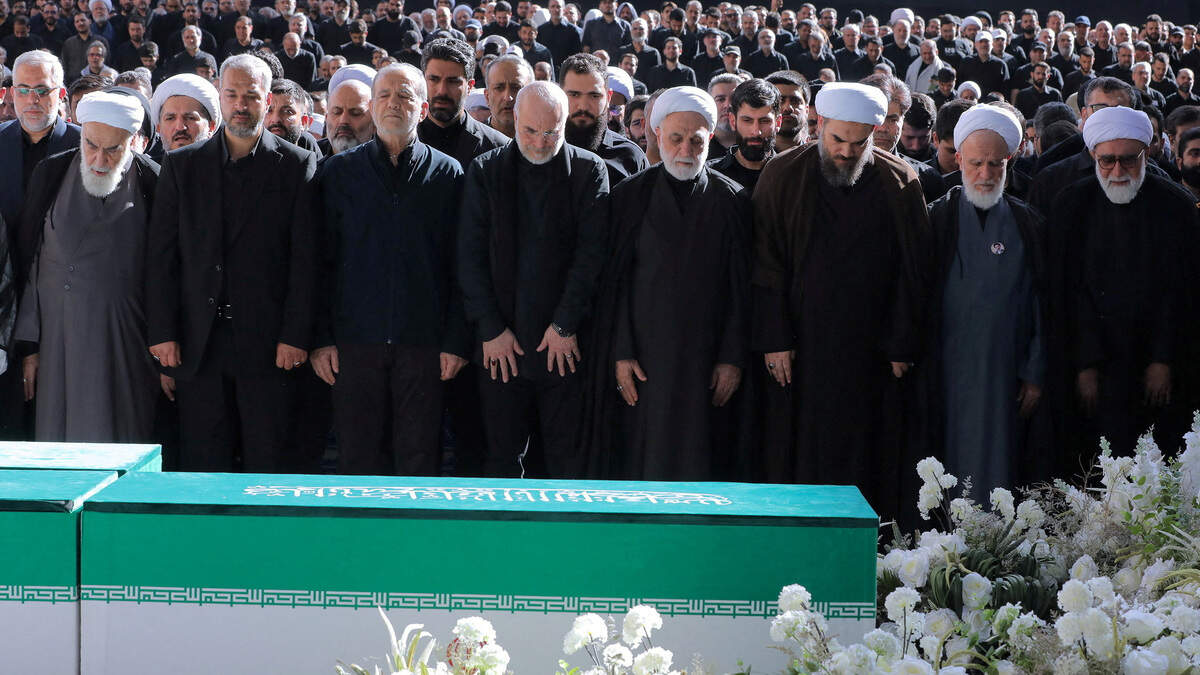 El presidente iraní Masoud Pezeshkian, el presidente del Parlamento iraní Mohammad Baqer Qalibaf y el presidente del Tribunal Supremo de Irán, Gholam-hossein Mohseni Ejei, junto con otros funcionarios, asisten a una oración durante una ceremonia pública de despedida para rendir homenaje al difunto Líder Supremo, el ayatolá Ali Jamenei, quien murió el 28 de febrero en ataques aéreos israelíes y estadounidenses, en la Gran Musalla Imam Jomeini, en Teherán, Irán, el domingo 5 de julio de 2026.