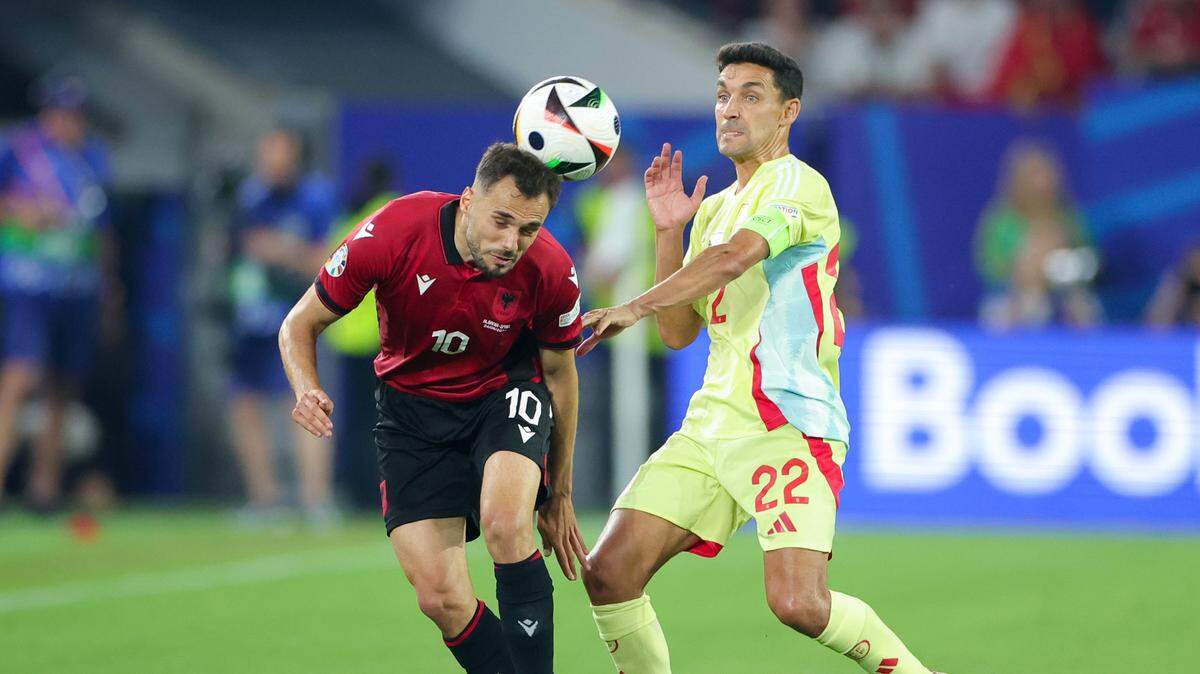 El jugador de España Jesús Navas (izq.) disputa el balón con Nedim Bajrami, de Albania, en el partido de la Eurocopa celebrado el 24 de junio de 2024 en Dusseldorf, Alemania.